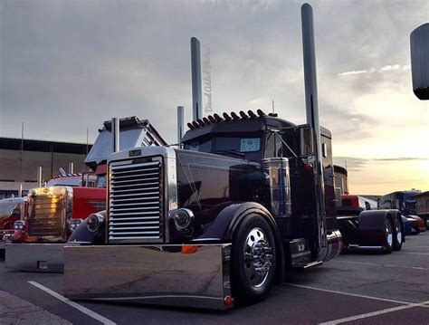 Custom Peterbilt Semi Truck