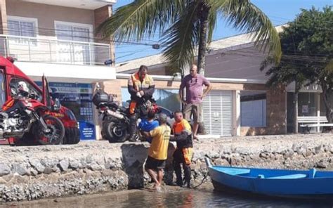 Homem Resgatado Em Estado De Desorienta O No Canal Do Itajuru Em