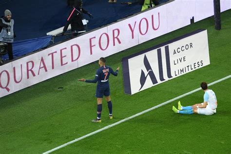 Foot La Drôle De Célébration De Kylian Mbappé Psg Contre Lom