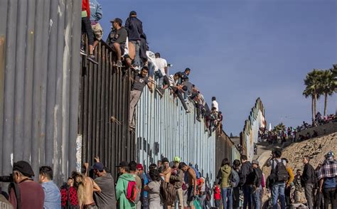 Migrantes Escalan Muro En Tijuana S Se Pudo Gritan E Oaxaca