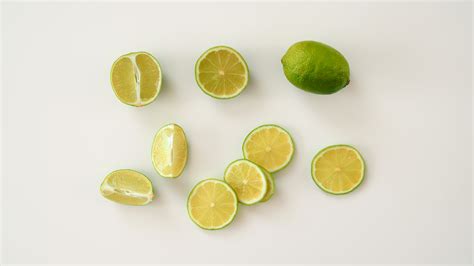 Lime Slice on Water · Free Stock Photo