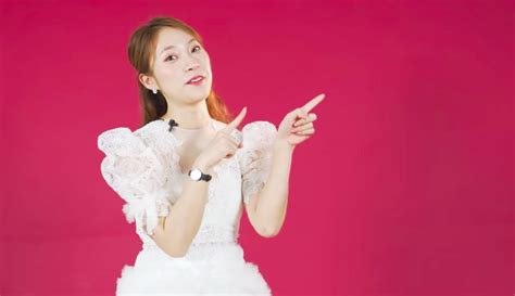 Tuổi hot girl thứ tiếng Khánh Vy tự sắm ô tô mua đất tặng bố mẹ Báo Dân trí