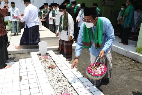 Kiai Serta Ulama PBNU Ziarah Ke Makam Pendiri NU Di Jombang Koran Memo