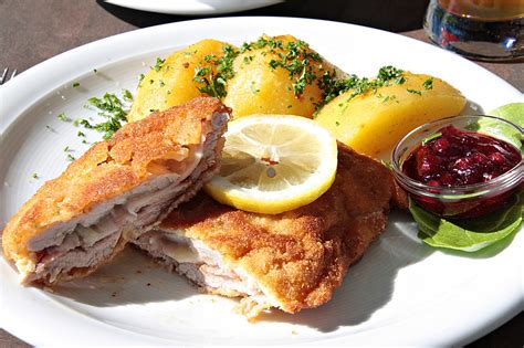 Cordon bleu mit Kartoffelsalat Pommes und Salat Gaststätte Pamer