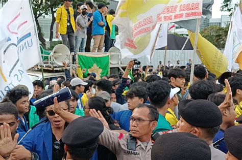 SINDO Hi Lite Demo Di Patung Kuda Ricuh Polisi Berdarah Terkena Lemparan