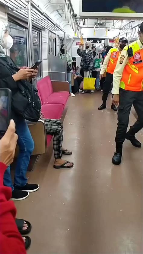 Jalur Community On Twitter Telah Terjadi Pelemparan Batu Pada Krl