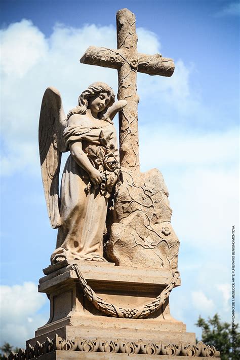 23 Ángel pasionario con ofrenda de flores Montoya Museo de Arte