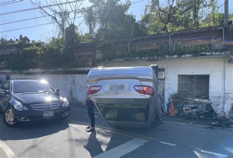 快訊 汐止小客車自撞翻車 車上2人受困女駕駛多處擦傷送醫 中天新聞網