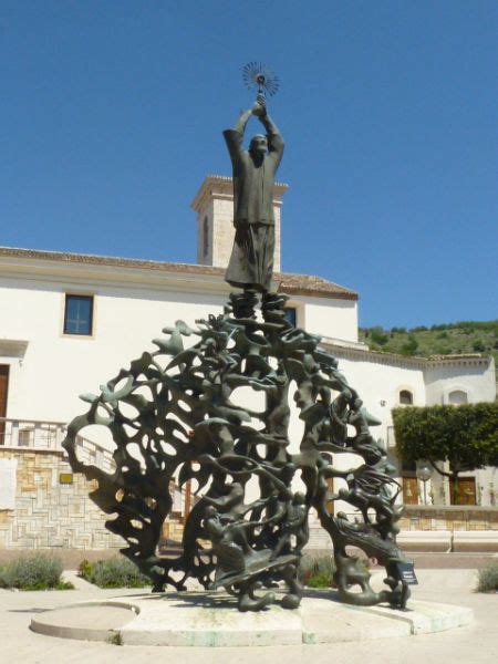 Santo Padre Pio De Pietrelcina Monumento A Padre Pio Di Pertiche Fazzini