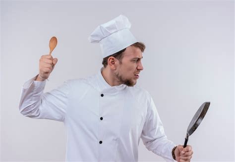 Um Jovem Chef Barbudo Estressante Vestindo Uniforme De Fog O Branco E