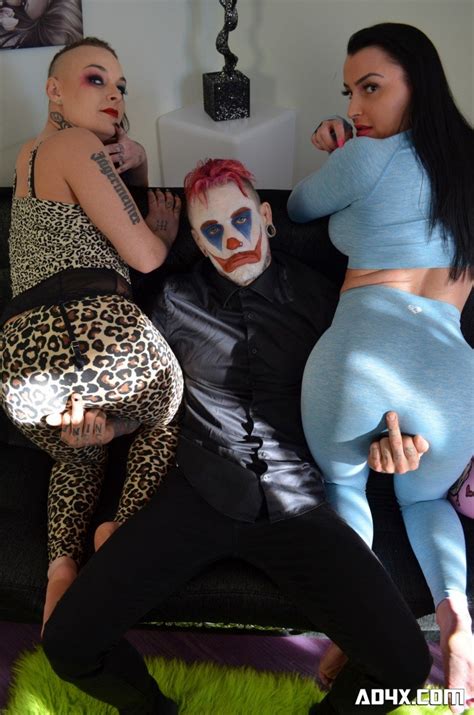 Amateur Babe In Blue Gym Clothes Sucks On Clown S Cock 20 Photos