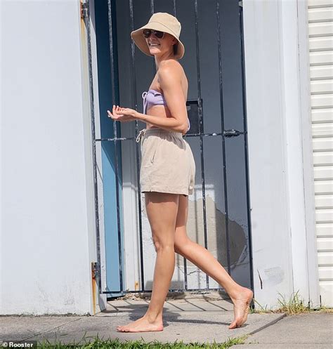 Rachael Finch Shows Off Her Six Pack Abs In A Bikini At Coogee Beach Daily Mail Online