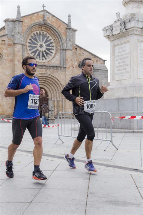 Los Corredores Participan En Un Medio Marat N Fotograf A Editorial