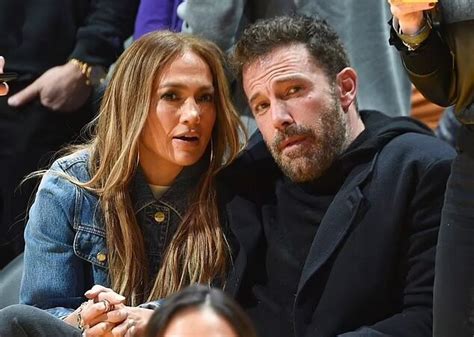 Ben Affleck se quitó el anillo de matrimonio y atiza los rumores de fin