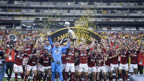 Flamengo enfrenta o Corinthians no Maracanã exposição de taças da