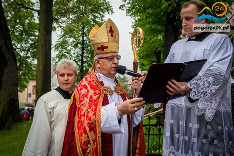 Wiara Nadzieja Miłość nowe dzwony przy kościele św Zofii w Bobowej