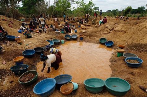 Extraction Lorpaillage Clandestin Continue De Miner LAfrique De LOuest