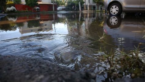 Rotura de matriz de agua en Maipú genera inundaciones y socavón en