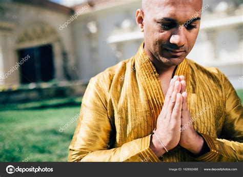 Handsom Indian Man Saludo Namaste En Oro Kurta En El Templo Fotograf A