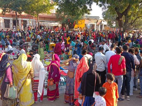 Crowd Of Devotees Gathered In The Temples Of Bina And Khurai बीना और