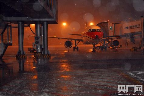 雷雨致成都机场37个进港航班备降外场或返航24个航班取消央广网