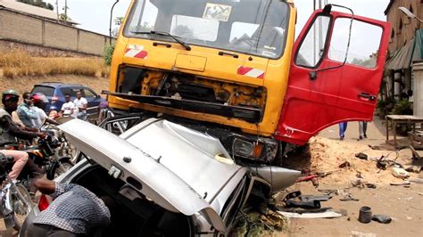 Kinshasa Un Camion Gros Porteur Et Une Toyota Ist Ketch Entrent En