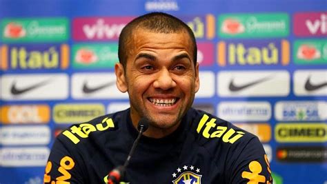 Se Sentindo Em Casa Daniel Alves Organiza Jogos De Futebol E D