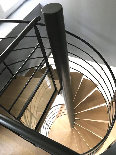 Création d un escalier colimaçon sur mesure Concept Intérieur