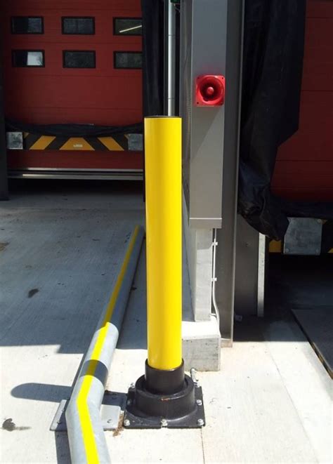 Close Up Of Slowstop Bollard At Loading Dock In Switzerland 色