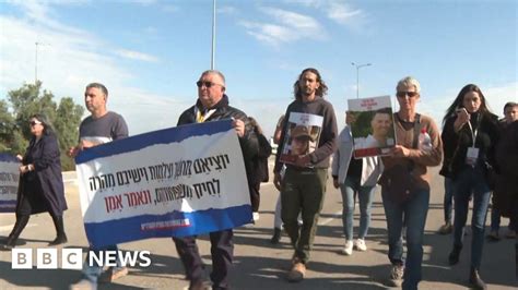 Kerem Shalom Crossing: Israeli demonstrators stop aid trucks for Gaza