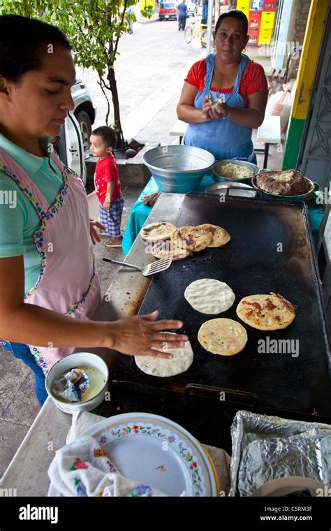 Pupuseria En San Salvador El Salvador Fotograf A De Stock Alamy