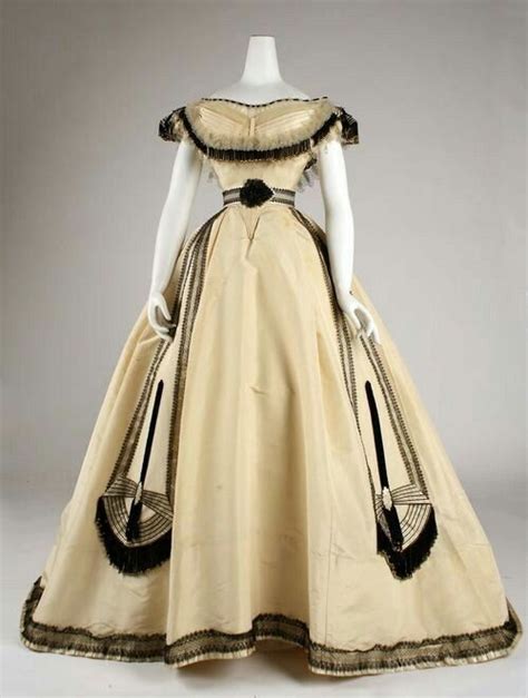 Ladies Antique Victorian Vintage Medieval Ball Gown Dress 1800s