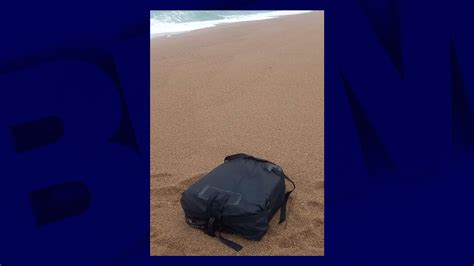 Manche Six Sacs Remplis De Coca Ne Nouveau D Couverts Sur Une Plage