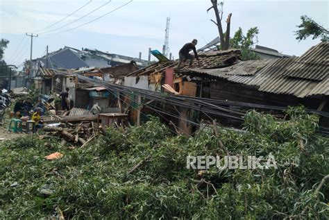 Dilanda Angin Kencang Pohon Tumbang Timpa Rumah Warga Di Kuningan Dan