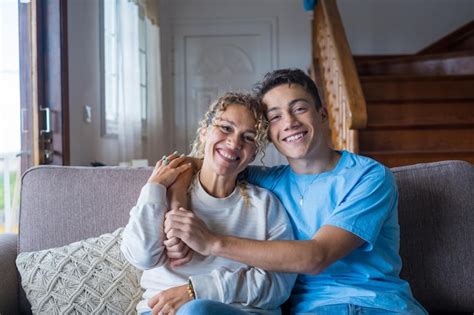 Retrato De Un Adolescente Agradecido Abrazo Sonriente Madre De Mediana