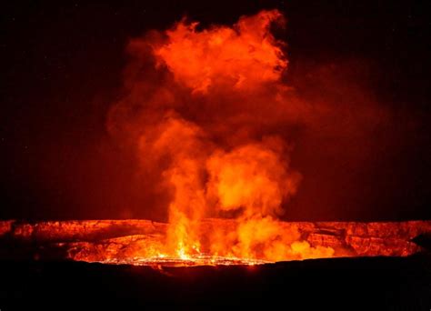 Kilauea Eruption Prompts Red Alert On Hawaiis Big Island