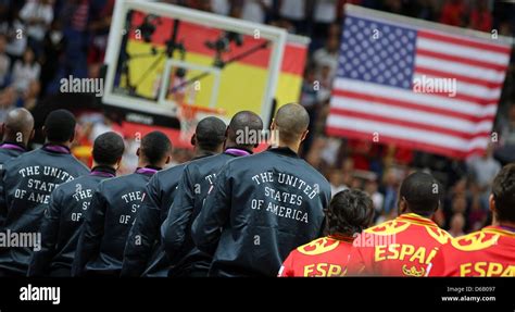 Players of the United States listen to the national anthem during the ...