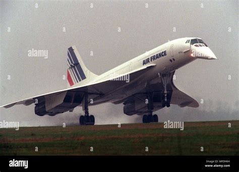 Concorde flying new york hi-res stock photography and images - Alamy