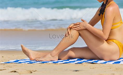 Bikini Beauty Beach Is Applied To Sunscreen Picture And Hd Photos