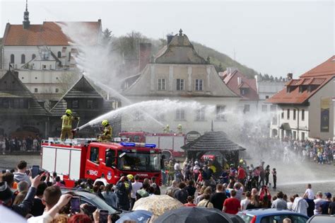 Śmigus dyngus w Kazimierzu Dolnym przyciągnął tłumy Z rynku raczej