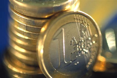 Euro prema dolaru pao na najnižu razinu u više od dvije godine Novi list