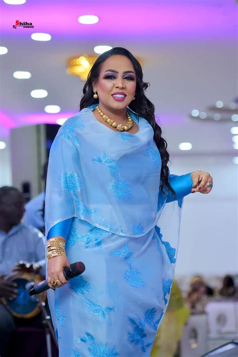 شاهد الفنانة هدى عربي تفاجئ المتابعين وتكشف عن عمرها الحقيقي بصورة لها عندما كانت طفلة وآخرى