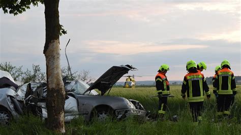 Unfall Auf Der B Auto Prallt Bei Lauingen Gegen Baum Fahrer Verletzt