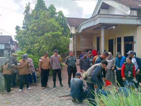 Cegah Dbd Polisi Dampingi Dinkes Tulungagung Lakukan Fogging Timur Pos