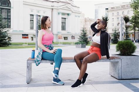 Amigos Sorridentes Alegres Em Roupas Esportivas Sentados No Banco Da