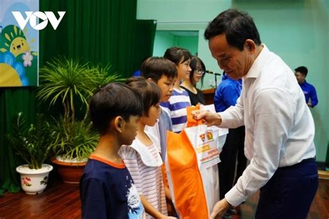 Le vice Premier ministre Trân Luu Quang rend visite aux enfants démunis