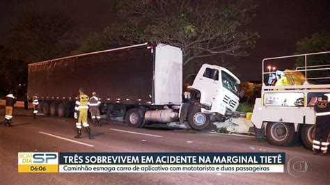 Vídeo Motorista de caminhão perde controle do veículo e acerta carro