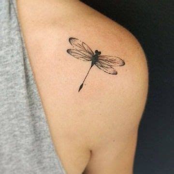 Tatuajes de libelulas en el hombro con 1000 detalles | Libelula tatuaje, Libelulas tattoo ...