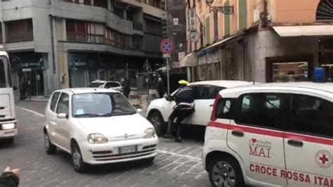 Paura In Centro A Rapallo Automobilista Fugge All Alt E Trascina Un