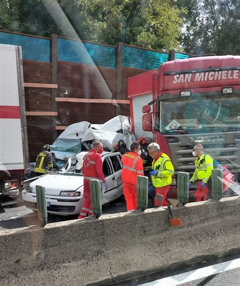 Tremendo Incidente Sulla Pontina Tra Tir E Auto Strada Chiusa